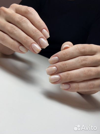 Модель на комби маникюр с покрытием гель-лак