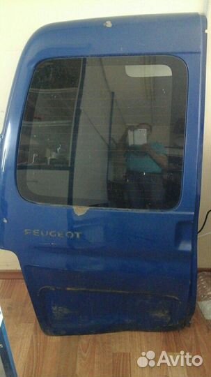Продам заднюю дверь со стеклом на Пежо Партнер Ори