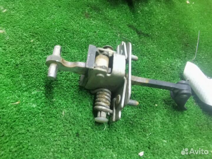 Ограничитель двери задний правый Citroen C4 седан