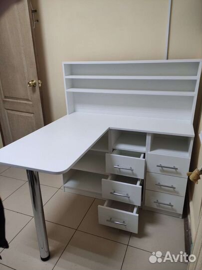 Маникюрный стол угловой