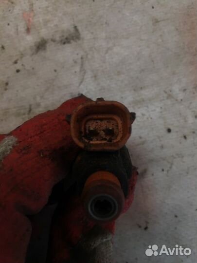 Форсунка топливная Mitsubishi Carisma DA1A 4G92