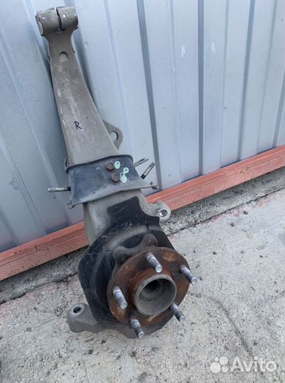 Правый поворотный кулак Infiniti m35 Y50