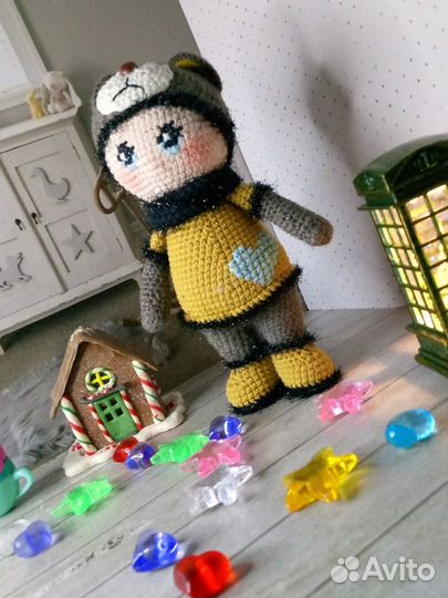 Мальчик в костюме мишки