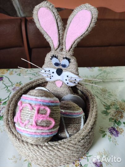 Пасхальная корзинка с зайцем из джута
