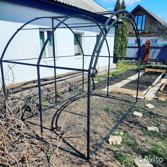 Кованная цветочная арка для сада