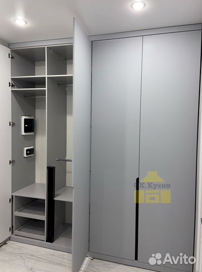 Книжный шкаф