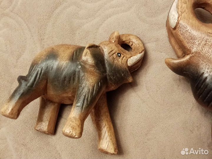Слон и слонёнок деревянный