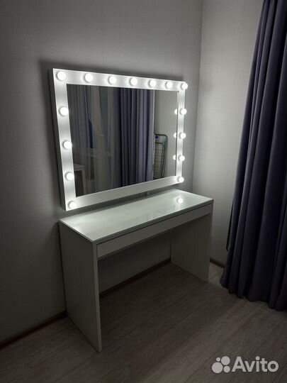 Гримерный столик с зеркалом и подсветкой