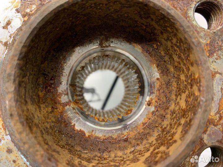 Кулак поворотный левый Volvo XC60 XC70 (2008-2017)