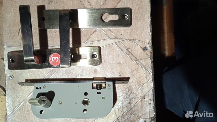 Замок внутренний дверной