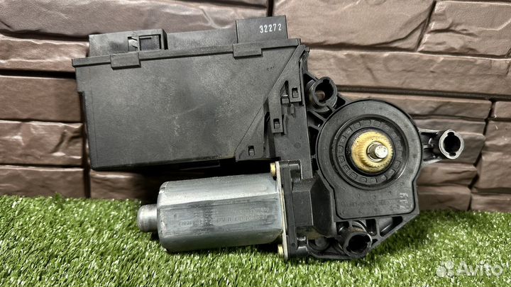 Моторчик стеклоподъемника задний левый Audi A4 B6