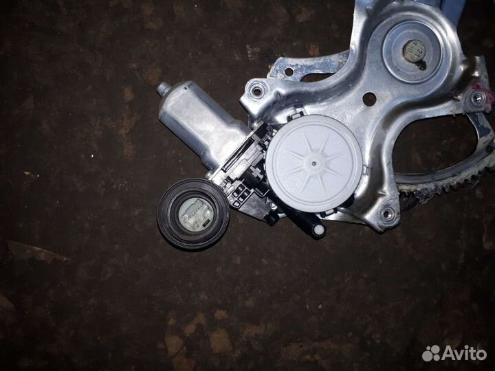 Стекло подъемник передний правый Toyota Corolla
