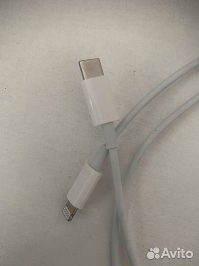 Зарядный шнур на iPhone