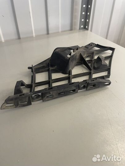 Кронштейн бампера переднего правый w246