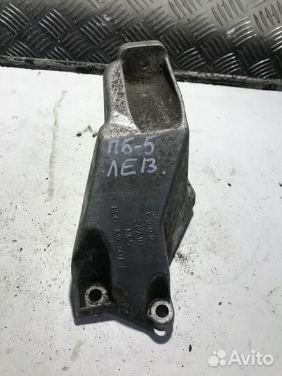 Кронштейн двигателя левый Volkswagen Passat B5