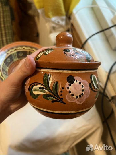 Керамический горшок и тарелка