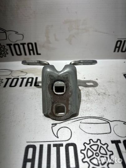 Петля двери верхняя задняя правая Renault Megane 2