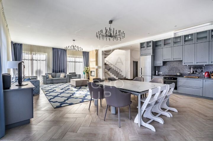 Коттедж 300 м² на участке 8 сот.