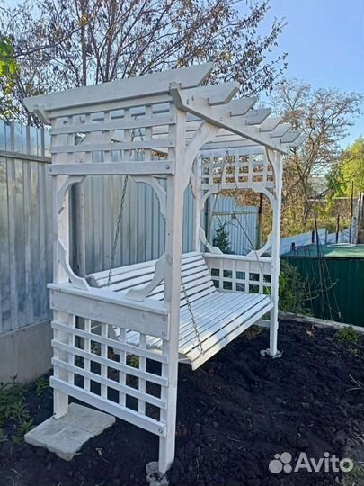Деревянная пергола с качелями