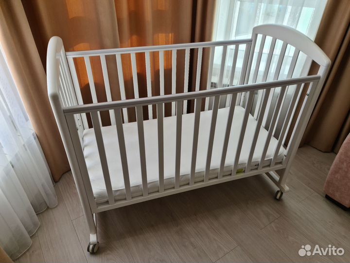 Кроватка детская с матрасом и бортиками