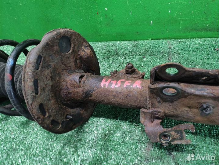 Стойка амортизатора передняя правая Toyota Auris