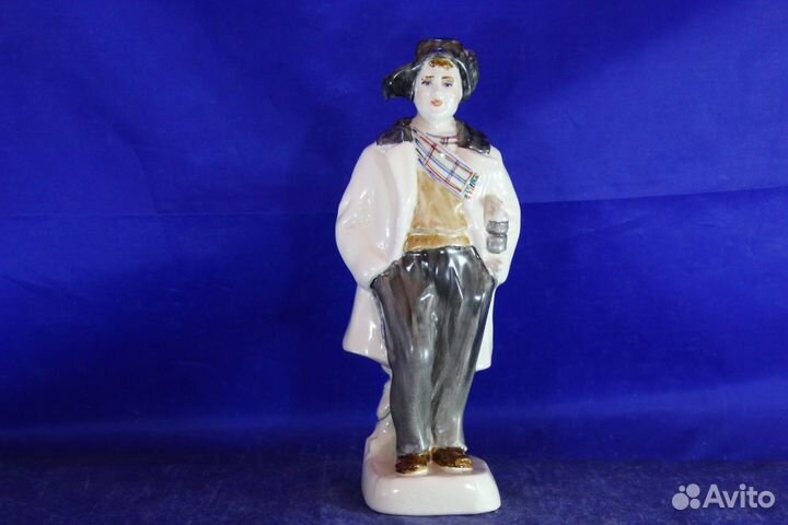 Статуэтка фарфоровая Мальчик с коньками модель лфз