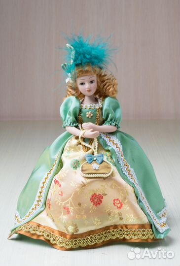 Кукла фарфоровая коллекционная высотой 19 см