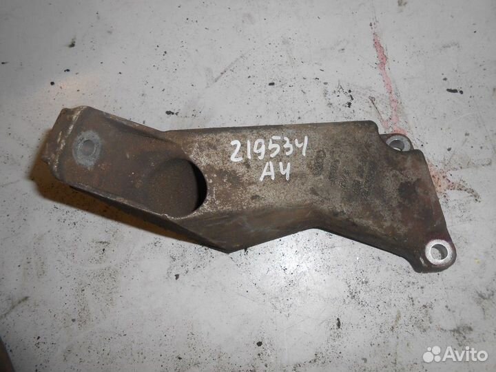 Кронштейн двигателя левый (Audi A4)