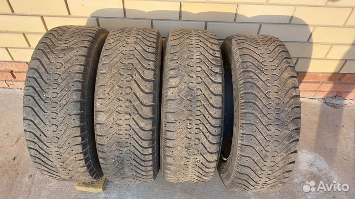 Goodyear UltraGrip 500 215/65 R16 98T