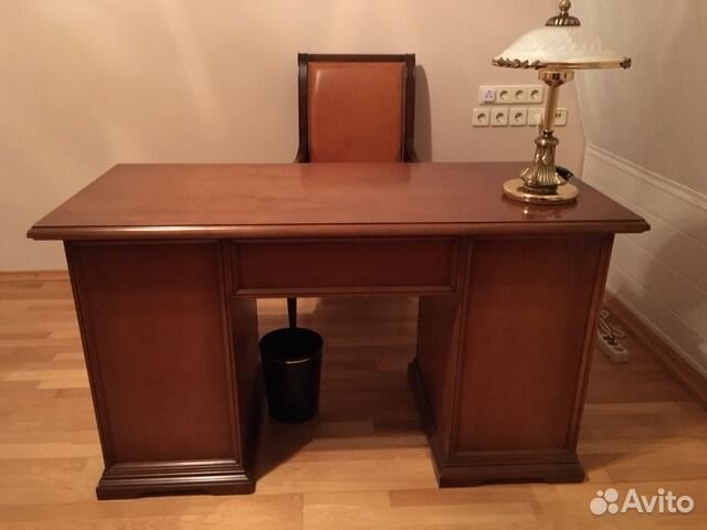 Кожаное кресло, стол для кабинета