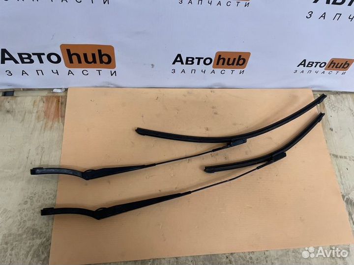 Поводок/держатель щетки стеклоочистителя передний