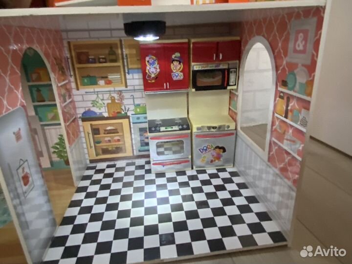 Большой кукольный домик с мебелью и подсветкой