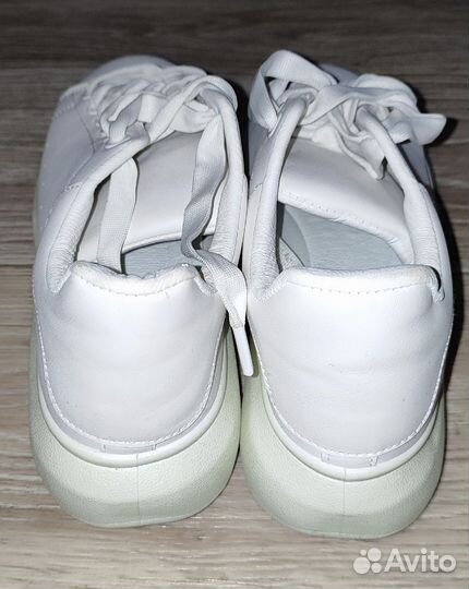 Женские кроссовки 38 размер