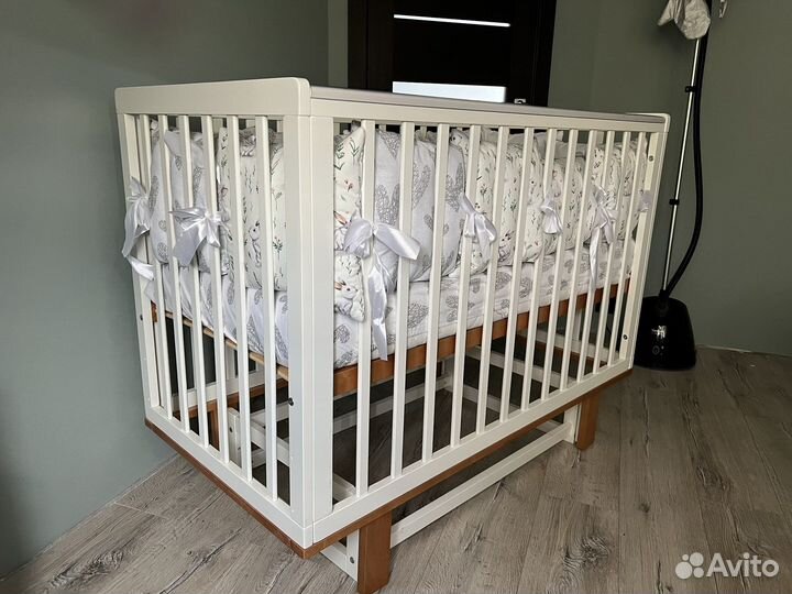 Детская кроватка с маятником