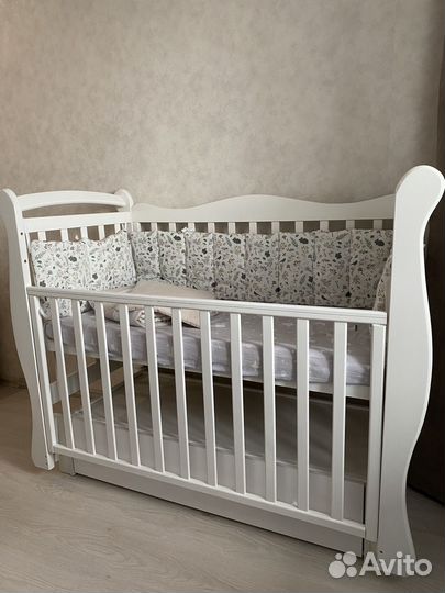 Детская кроватка с маятником и ящиком