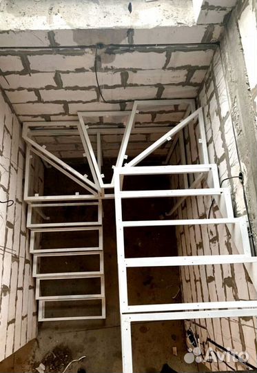 Лестница на металлокаркасе открытого типа