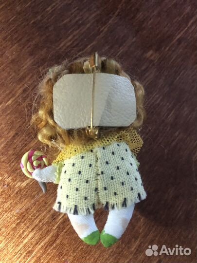 Брошь кукла