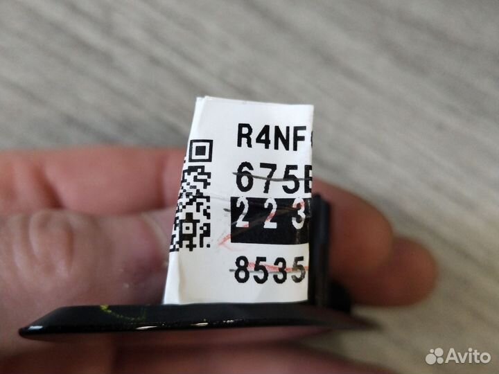 Крышка форсунки левая черная Rx 4 19-23