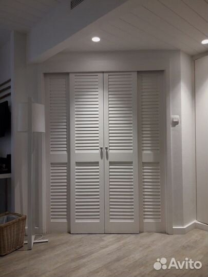 Шкаф с жалюзийными дверьми