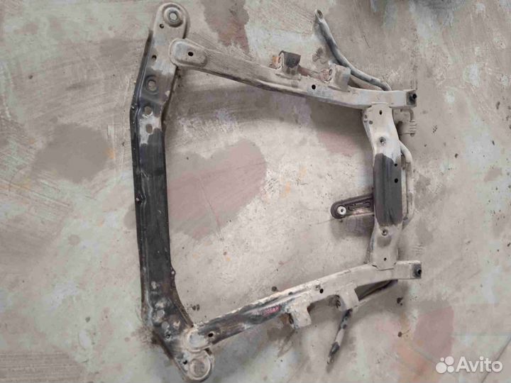 Подрамник двигателя Рено Логан 1