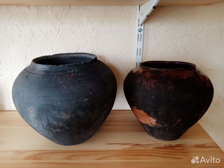 Большие старинные глиняные чугунки