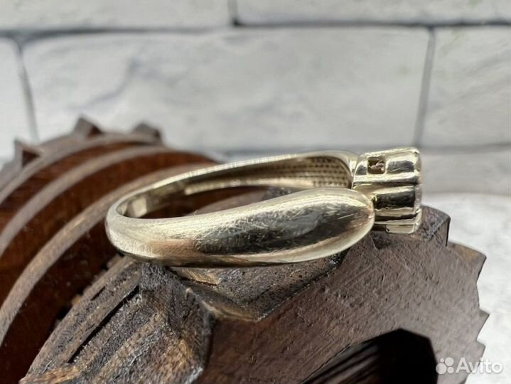 Золотое кольцо 585 пробы массой 2.38 грамма (Р17)