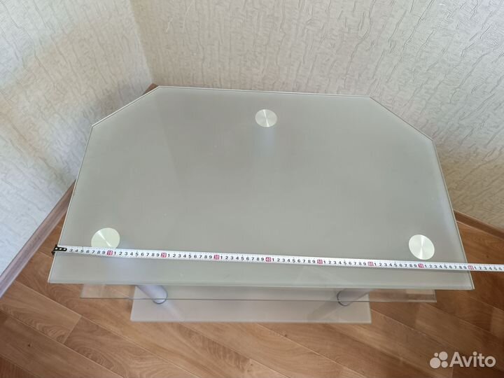 Стеклянный столик под телевизор