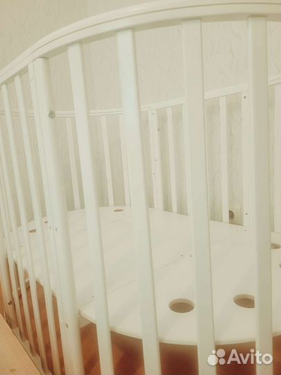 Детская кроватка с маятником