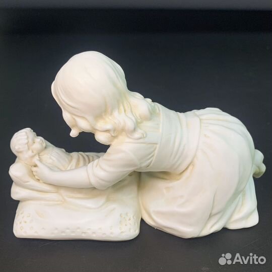 Статуэтка Девочка с куклой. Бисквитный фарфор