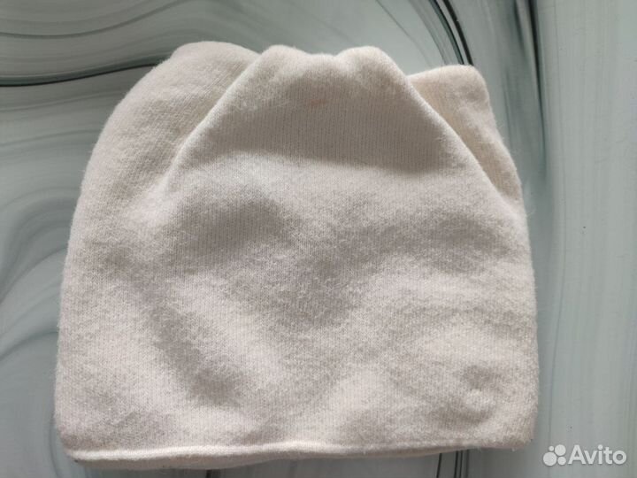 Шапки и манишка на девочку