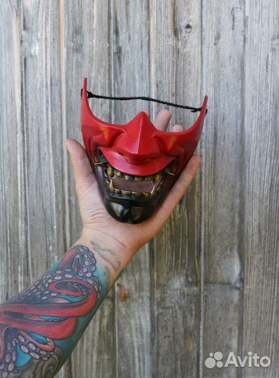 Чёрная полумаска Хання