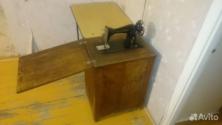 Швейная машинка с ножным приводом 