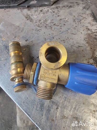 Вентиль заправочный метан Tomasetto