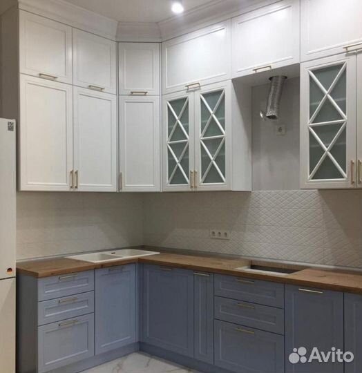 Угловая кухня до потолка